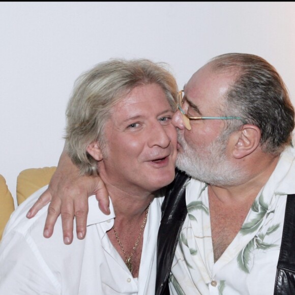 Exclusif- Patrick Sébastien et Carlos en 2004 à Paris. 