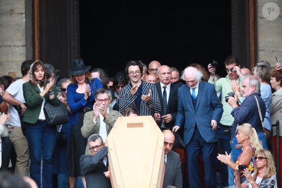 Agnès Soral, Stanislas Nordey (fils du défunt), la famille et les proches - Sorties des obsèques de Jean-Pierre Mocky en l'église Saint-Sulpice à Paris. Le 12 août 2019.