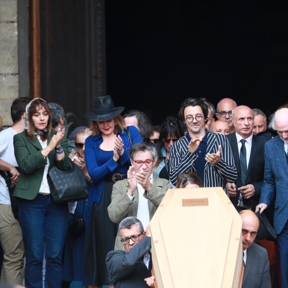 Agnès Soral, Stanislas Nordey (fils du défunt), la famille et les proches - Sorties des obsèques de Jean-Pierre Mocky en l'église Saint-Sulpice à Paris. Le 12 août 2019.
