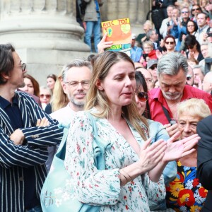 Stanislas Nordey (fils du défunt), Olivia Mokiejewski (fille du défunt), la famille et les proches - Sorties des obsèques de Jean-Pierre Mocky en l'église Saint-Sulpice à Paris. Le 12 août 2019.