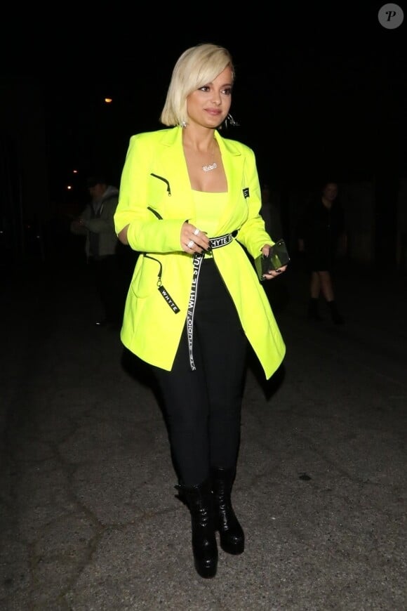 Bebe Rexha est allée dîner au restaurant Craig's à West Hollywood. Elle porte une veste jaune fluo, le 23 mars 2019.
