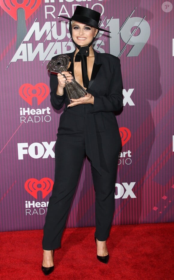 Bebe Rexha dans la press room des "2019 iHeart Music Awards" au Microsoft Theatre à Los Angeles, le 14 mars 2019.