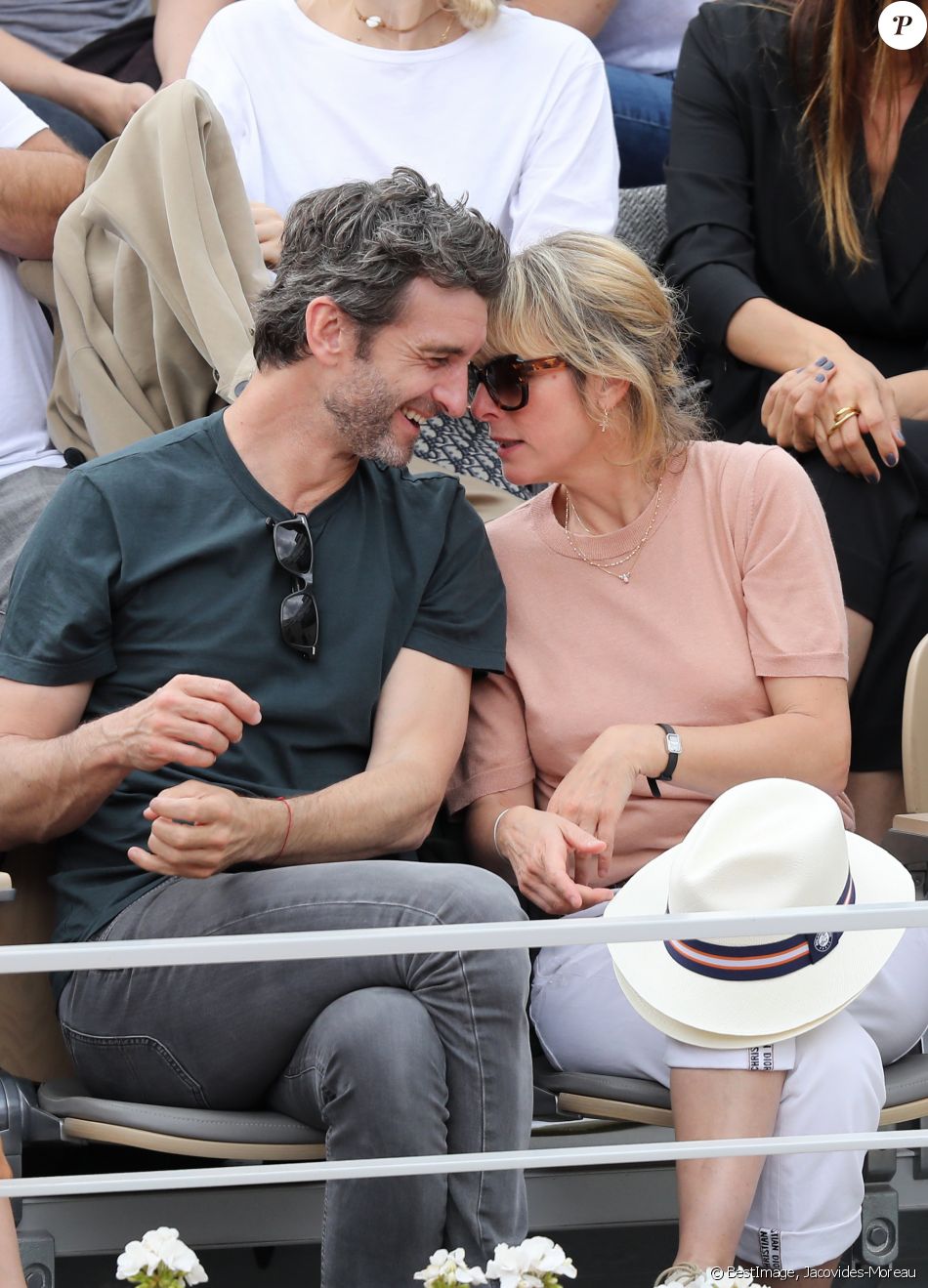 Karin Viard et son compagnon Célébrités dans les tribunes des internationaux de France de Karin Viard et son compagnon Célébrités dans les tribunes des internationaux de France de