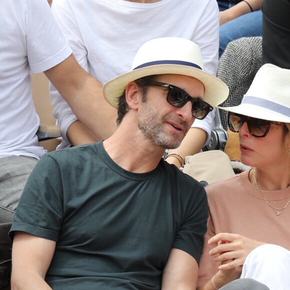 Karin Viard et son compagnon - People dans les tribunes lors de la finale messieurs des internationaux de France de tennis de Roland Garros 2019 à Paris le 9 juin 2019. © Jacovides-Moreau/Bestimage