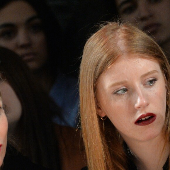 Karin Viard et sa fille Marguerite - People au défilé de mode Paul & Joe collection prêt-à-porter Automne Hiver 2016/2017 lors de la fashion week à Paris, le 8 mars 2016. © CVS/Veeren/Bestimage