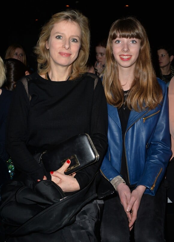 Karin Viard et sa fille Simone - People au défilé de mode Paul & Joe collection prêt-à-porter automne-hiver 2014/2015 à Paris, le 4 mars 2014.
