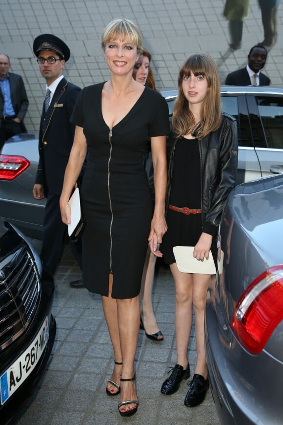 Karin Viard et sa fille Simone au défilé Versace à Paris en 2012.
