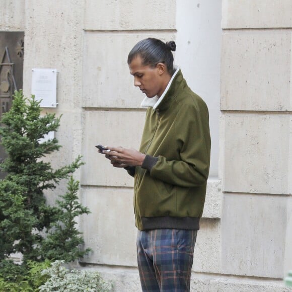 Exclusif - Le chanteur Stromae, se laisse pousser les cheveux, et sa femme Coralie Barbier quittent leur hôtel pour se rendre au défilé de mode "Louis Vuitton" collection prêt-à-porter Printemps-Eté 2017 lors de la Fashion Week de Paris, place Vendôme à Paris, France, le 5 octobre 2016. © Agence/Bestimage