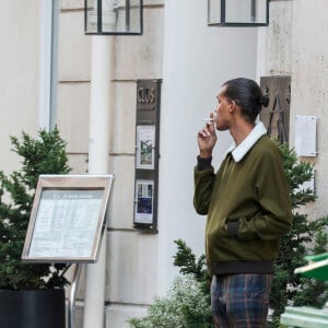 Exclusif - Le chanteur Stromae, se laisse pousser les cheveux, et sa femme Coralie Barbier quittent leur hôtel pour se rendre au défilé de mode "Louis Vuitton" collection prêt-à-porter Printemps-Eté 2017 lors de la Fashion Week de Paris, place Vendôme à Paris, France, le 5 octobre 2016. © Agence/Bestimage