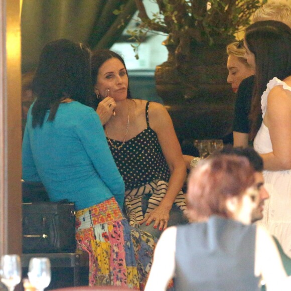 Exclusif - Courteney Cox se fait un massage facial avec un rouleau de massage vibrant en quartz rose Angela Caglia pendant qu'elle boit un verre avec des amis à New York, le 12 août 2019.
