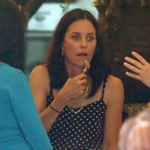 Exclusif - Courteney Cox se fait un massage facial avec un rouleau de massage vibrant en quartz rose Angela Caglia pendant qu'elle boit un verre avec des amis à New York, le 12 août 2019.