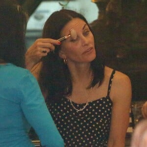 Exclusif - Courteney Cox se fait un massage facial avec un rouleau de massage vibrant en quartz rose Angela Caglia pendant qu'elle boit un verre avec des amis à New York, le 12 août 2019.