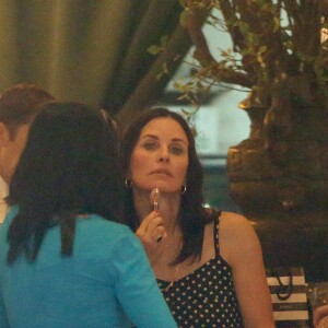 Exclusif - Courteney Cox se fait un massage facial avec un rouleau de massage vibrant en quartz rose Angela Caglia pendant qu'elle boit un verre avec des amis à New York, le 12 août 2019.
