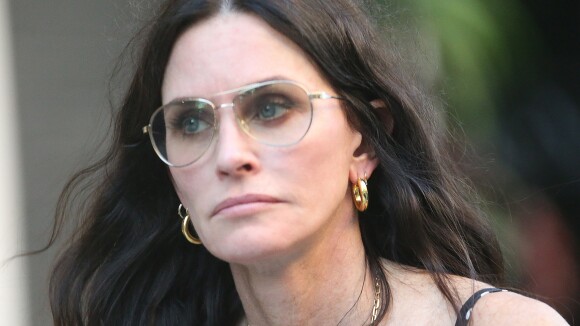 Courteney Cox défigurée par le botox : elle remplace les injections par...