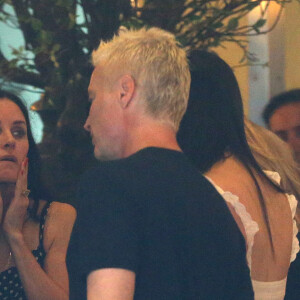 Exclusif - Courteney Cox se fait un massage facial avec un rouleau de massage vibrant en quartz rose Angela Caglia pendant qu'elle boit un verre avec des amis à New York, le 12 août 2019.