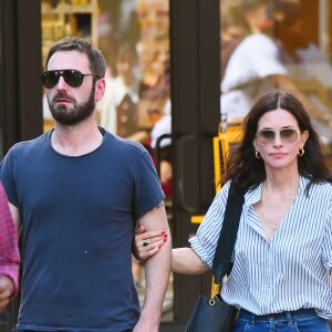 Exclusif - Courteney Cox et son compagnon Johnny McDaid dans la rue à New York le 12 août 2019.