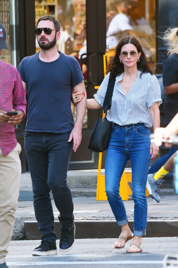 Exclusif - Courteney Cox et son compagnon Johnny McDaid dans la rue à New York le 12 août 2019.