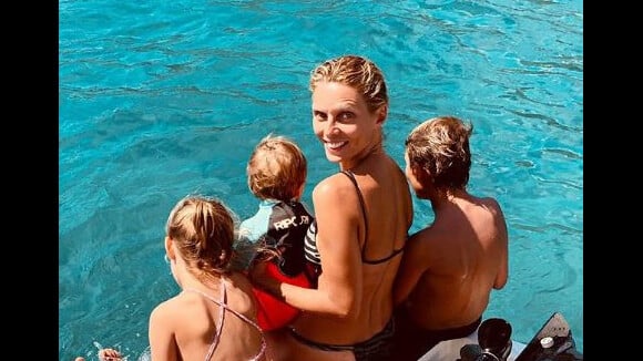 Sylvie Tellier et ses enfants : blessée en bateau, elle montre son "bobo"