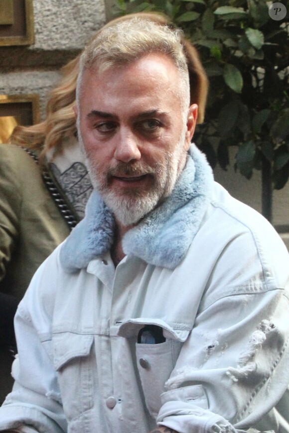 Gianluca Vacchi avec ses fans à la sortie de l'hôtel Four Season de Milan, Italie, le 14 avril 2019. Gianluca a stationné sa Rolls-Royce personnalisée, d'une valeur de 550 000 milliers d’euros, en face de l'hôtel.  Gianluca Vacchi leaves the Four Season hotel, and stops with Raffaella Zardo and her fans for the usual photos, before returning. In front of the hotel his customized Rolls-Royce worth 550,000 thousand euros.14/04/2019 - Milan