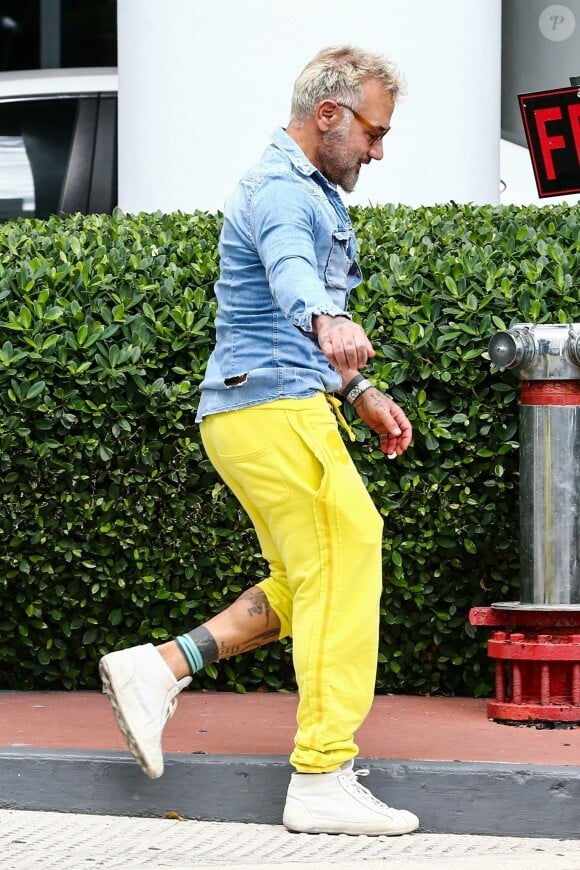 Gianluca Vacchi vêtu d'un pantalon jaune se promène dans les rues de Miami Le 05 Janvier 2019 Miami