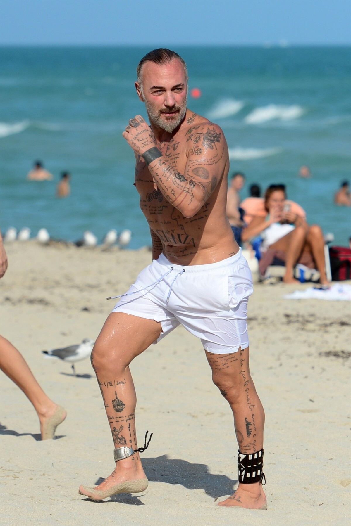 Photo Gianluca Vacchi Se Baigne Sur Une Plage De Miami Le 3 Janvier