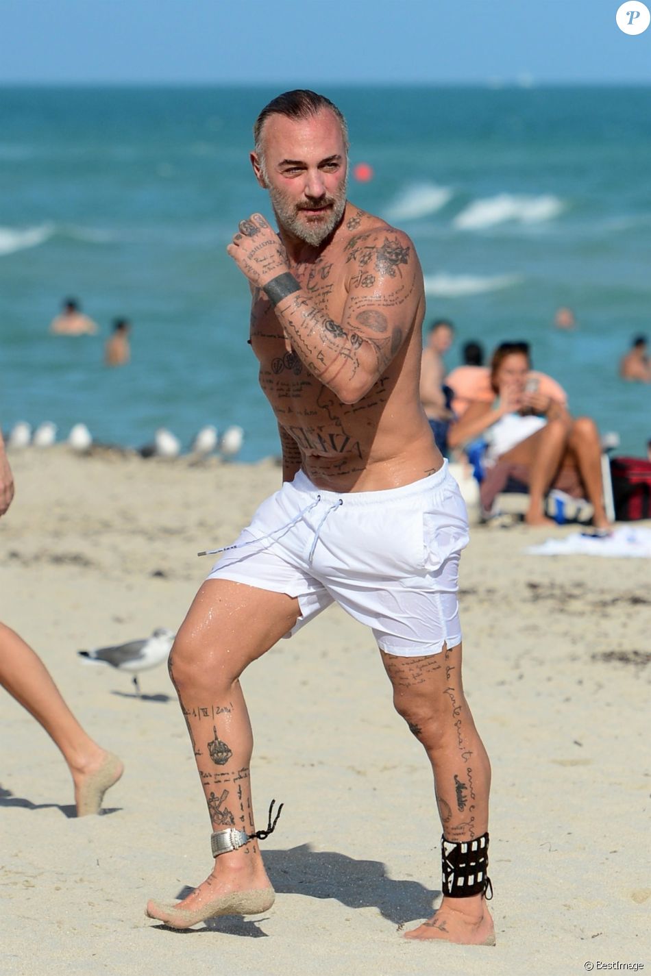 Gianluca Vacchi Se Baigne Sur Une Plage De Miami Le 3 Janvier 2018