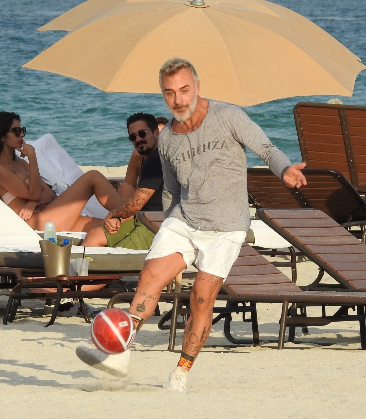 Photo Gianluca Vacchi Et Sa Compagne Sharon Fonseca Passent Une