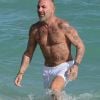 Gianluca Vacchi se baigne sur une plage de Miami le 3 janvier 2018.