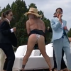Gianluca Vacchi prend la fessée en vidéo (Août 2019).