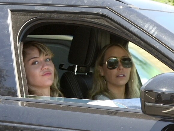 Miley Cyrus a été aperçue avec sa mère Tish et K.Carter à Los Angeles, le 17 août 2019.
