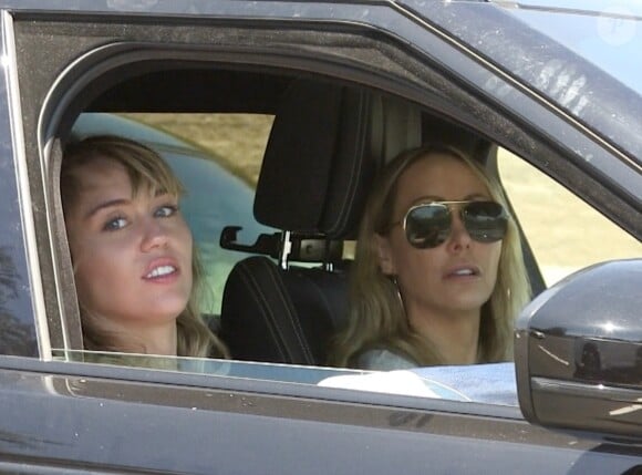Miley Cyrus a été aperçue avec sa mère Tish et K.Carter à Los Angeles, le 17 août 2019.