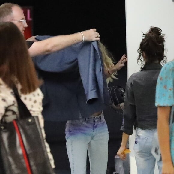 Miley Cyrus a été aperçue avec sa mère et K.Carter à Los Angeles, le 17 août 2019.