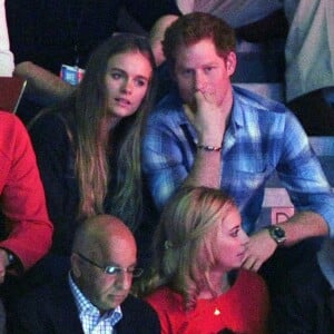 Sam Branson, le prince Harry d'Angleterre, sa compagne Cressida Bonas, Holly Branson et son mari Fred Andrews dans les tribunes du stade de Wembley lors de l'évènement "We Day UK" à Londres. Le 7 mars 2014