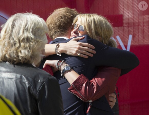 Le prince Harry d'Angleterre est venu feliciter les participants a l'arrivee du marathon de Londres. Le 21 avril 2013