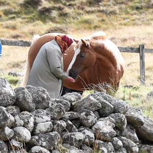 Exclusif - La reine Elisabeth II d'Angleterre s'est arrêtée, sur le chemin du retour de Balmoral, pour nourrir ses chevaux. Le 24 septembre 2018