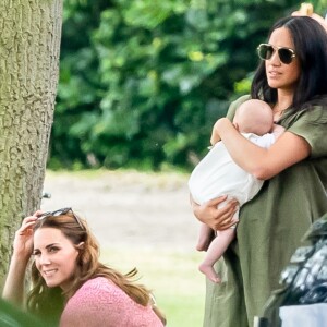 Meghan Markle, duchesse de Sussex, son fils Archie Harrison Mountbatten-Windsor et Catherine (Kate) Middleton, duchesse de Cambridge lors d'un match de polo de bienfaisance King Power Royal Charity Polo Day à Wokinghan, comté de Berkshire, Royaume Uni, le 10 juillet 2019.