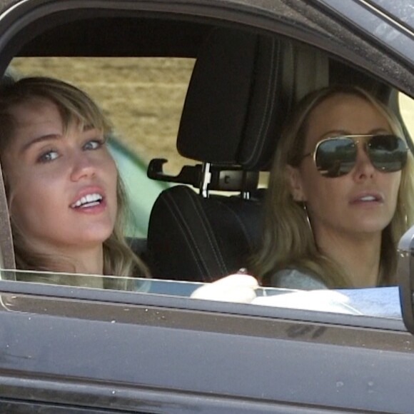 Miley Cyrus a été aperçue avec sa mère Tish et K.Carter à Los Angeles, le 17 août 2019.