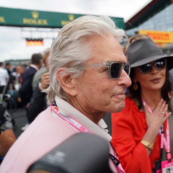 Michael Douglas avec sa femme Catherine Zeta-Jones lors du Grand Prix de Formule 1 de Grande-Bretagne à Silverstone au Royaume-Uni, le 14 juillet 2019.