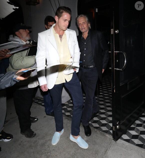 Michael Douglas et son fils Cameron sortent du restaurant Craig de West Hollywood le 27 février 2019.