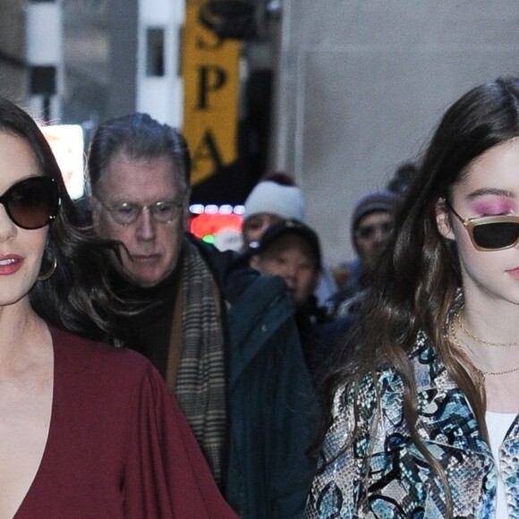 Catherine Zeta-Jones, sa fille Carys et Michael Douglas arrivent au défilé Michael Kors à New York le 13 février 2019.