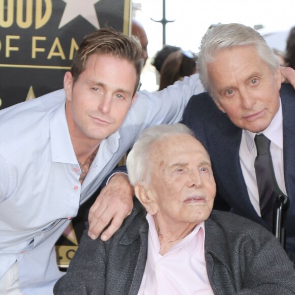 Cameron Douglas avec son père Michael Douglas et son grand-père Kirk Douglas - Les célébrités arrivent à la remise de l'étoile de Michael Douglas sur le Walk of Fame à Hollywood, le 6 novembre 2018.