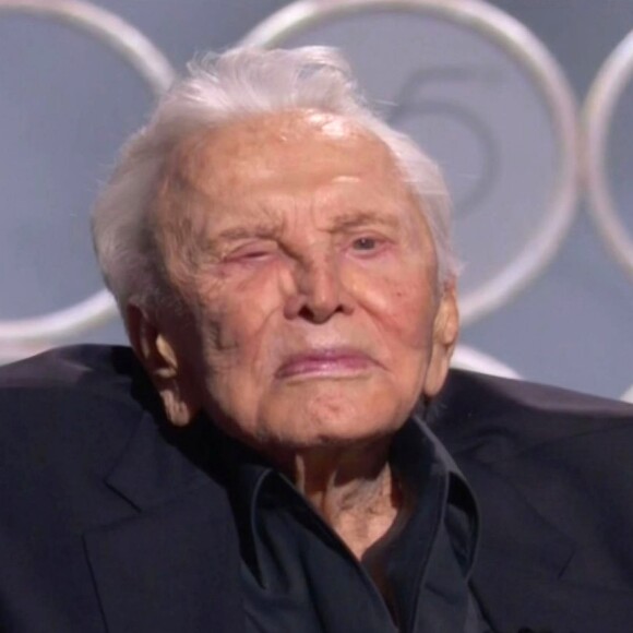 Kirk Douglas (101 ans) sur scène avec sa belle-fille Catherine Zeta-Jones pour présenter le Golden Globe du meilleur scénario lors de la 75e cérémonie annuelle des Golden Globe Awards au Beverly Hilton Hotel à Los Angeles, le 7 janvier 2018.