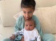 Kim Kardashian, maman gaga : Nouvelles photos de Psalm, dans les bras de North