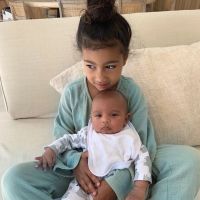 Kim Kardashian, maman gaga : Nouvelles photos de Psalm, dans les bras de North