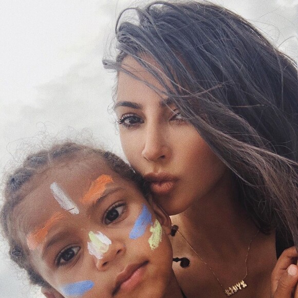 Kim Kardashian et ses enfants sur Instagram.