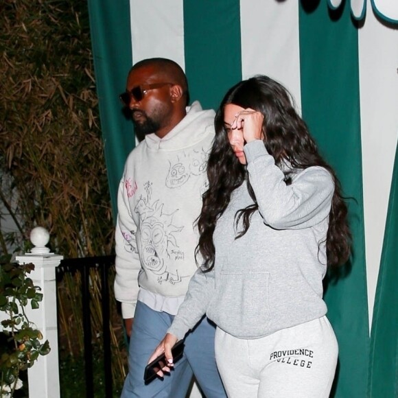 Exclusif - Kim Kardashian (sans maquillage) et son mari Kanye West à la sortie d'un dîner au Bungalow à Santa Monica le 18 août 2019. Kim avait choisi une tenue en accord avec son mauillage : plutôt décontractée. Un petit combo gagnant sweat uni, jogging basket pour madame et Kanye West arborait une attelle au poignet gauche.