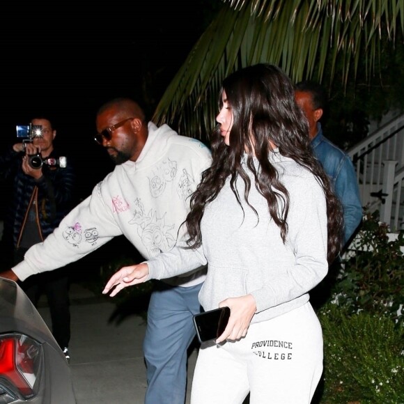 Exclusif - Kim Kardashian (sans maquillage) et son mari Kanye West à la sortie d'un dîner au Bungalow à Santa Monica le 18 août 2019. Kim avait choisi une tenue en accord avec son mauillage : plutôt décontractée. Un petit combo gagnant sweat uni, jogging basket pour madame et Kanye West arborait une attelle au poignet gauche.