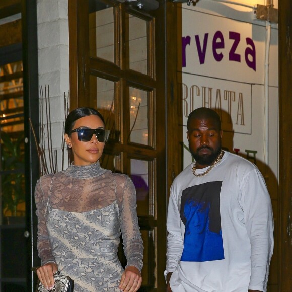 Exclusif - Kanye West et sa femme Kim Kardashian sont allés dîner dans un restaurant mexicain à Calabasas. Il semblerait que Kim souffre d'ezcéma sur les jambes. La star de télé-réalité aurait également besoin d'une pédicure. Après le dîner, Kanye a emmené Kim dans ses showrooms, le 5 aout 2019.