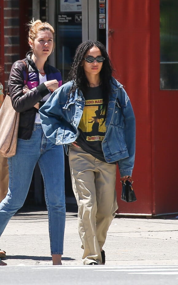 Exclusif - Zoë Kravitz se balade avec sa mère Lisa Bonet et sa demi-soeur Lola Iolani Momoa dans les rues de New York, le 26 mai 2019.