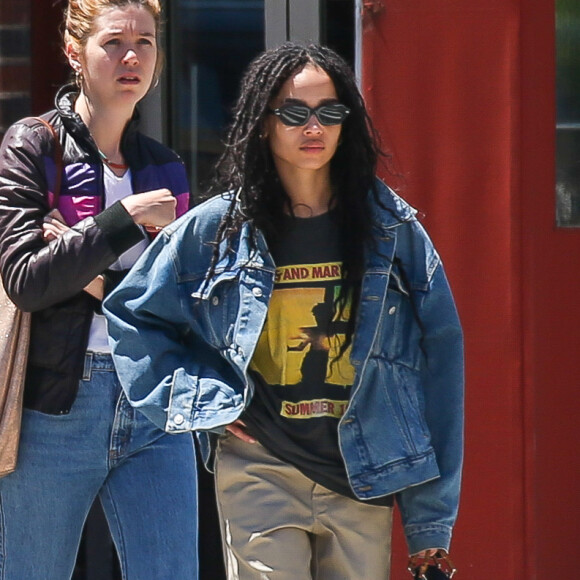 Exclusif - Zoë Kravitz se balade avec sa mère Lisa Bonet et sa demi-soeur Lola Iolani Momoa dans les rues de New York, le 26 mai 2019.